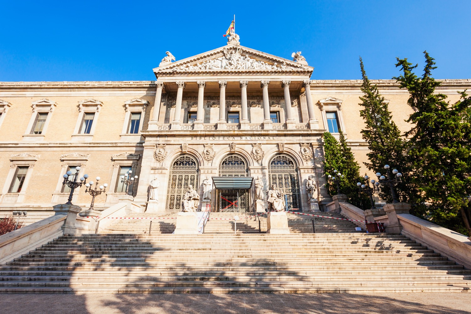 Fachada de la biblioteca nacional de madrid