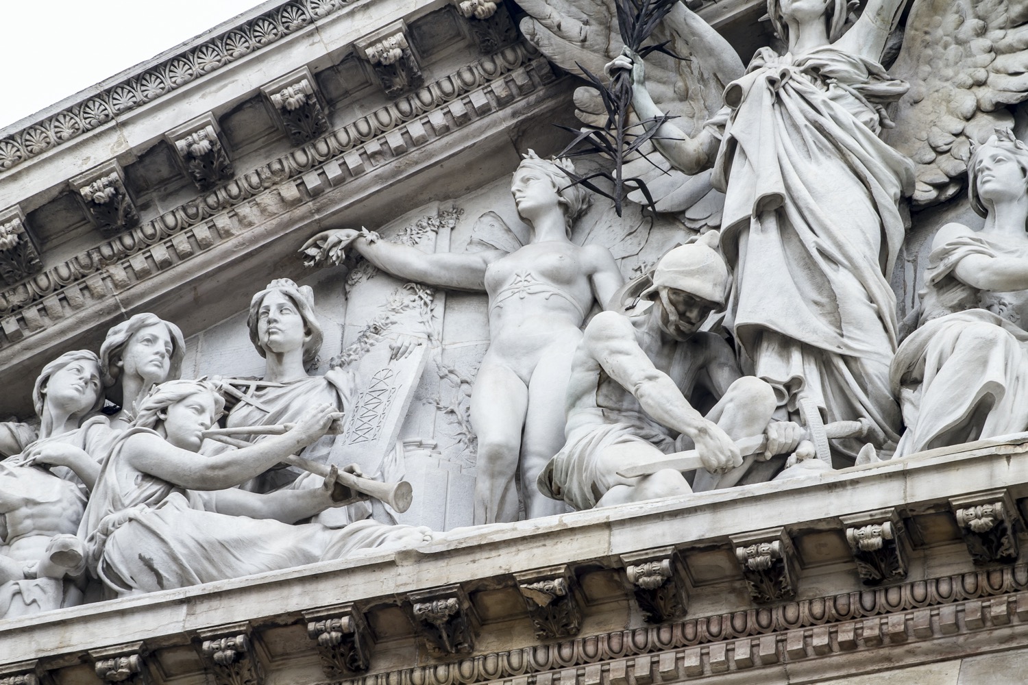 Detalles de la fachada de la biblioteca nacional de madrid