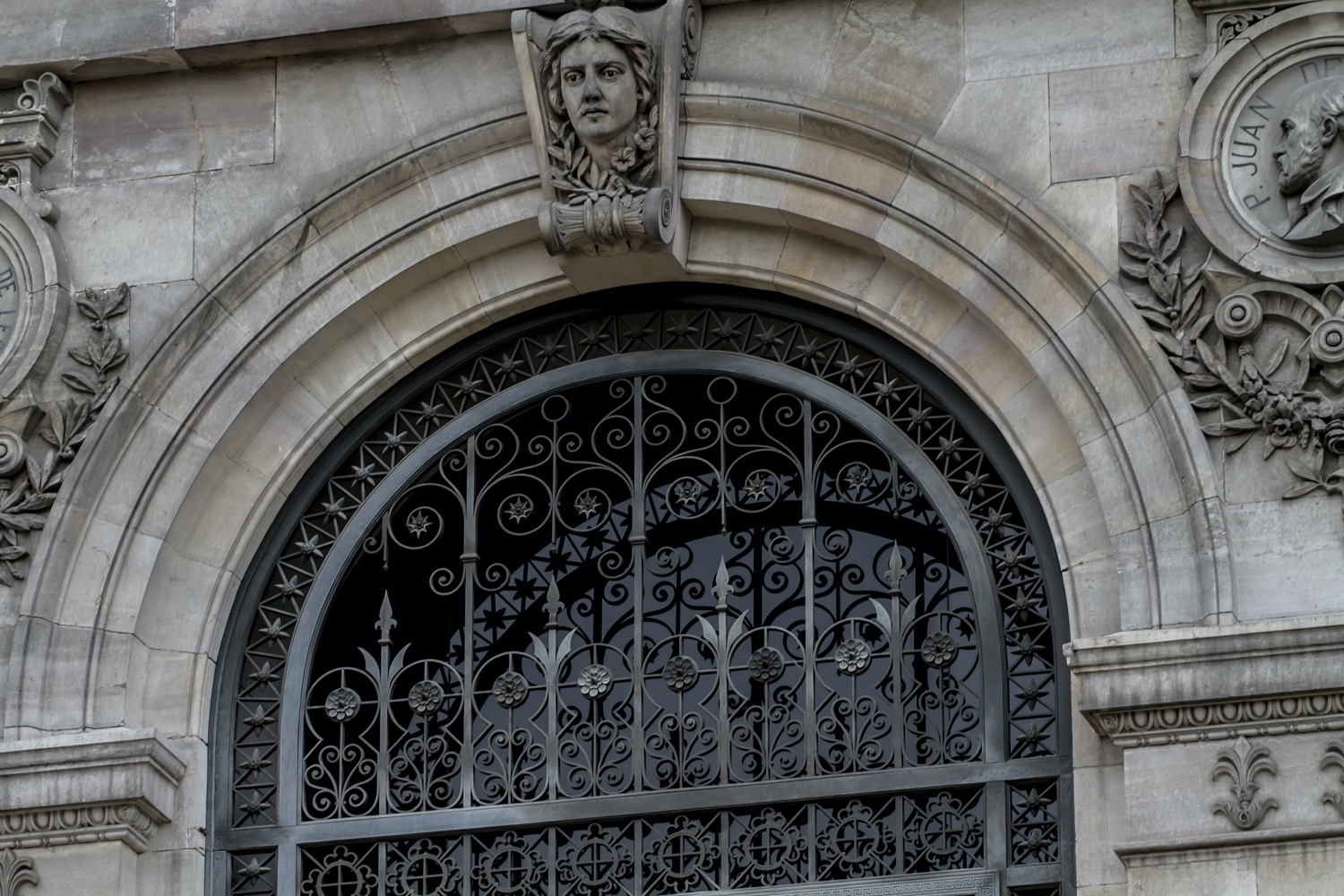 Arco de la biblioteca nacional de madrid