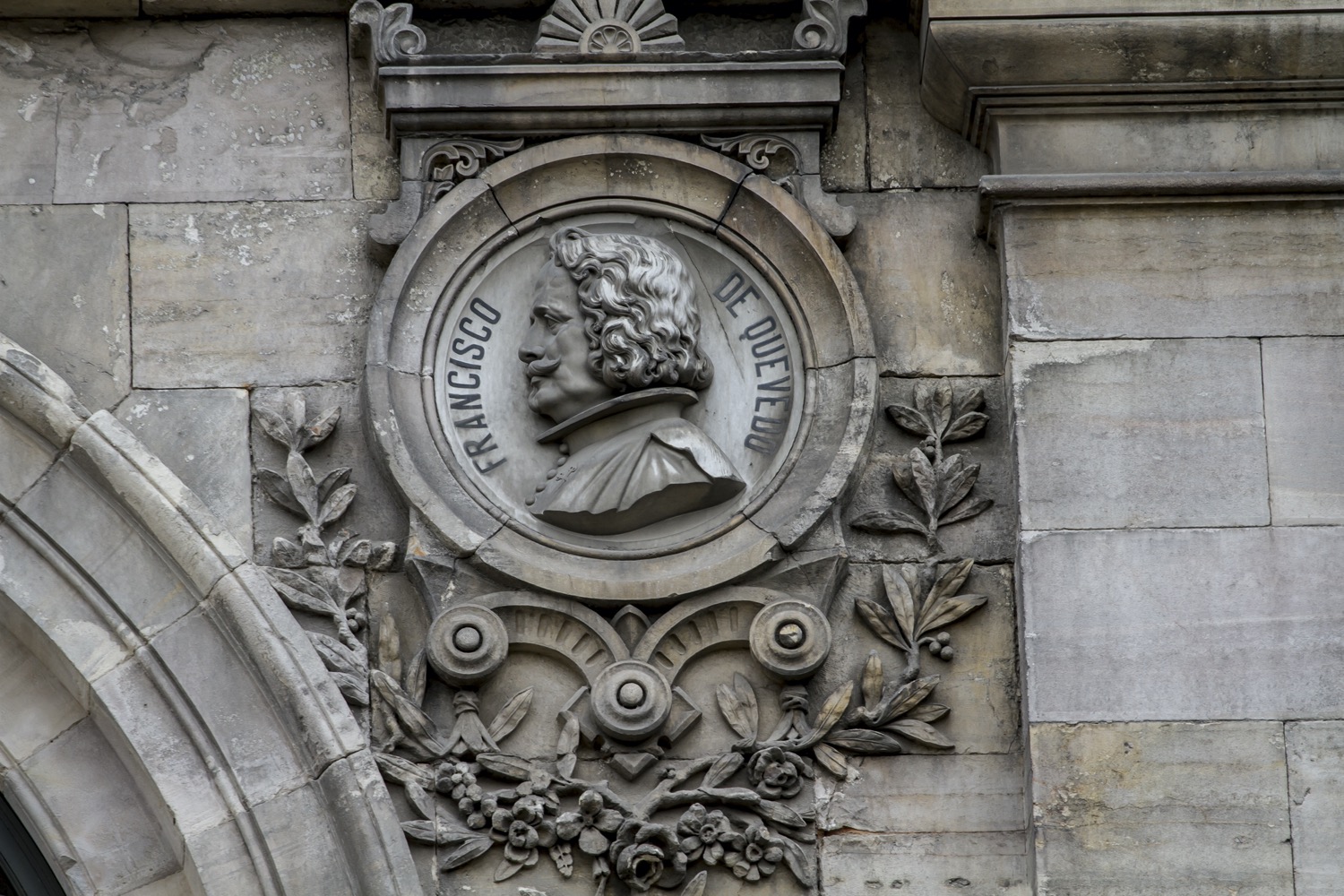 Detalles de la fachada de la biblioteca de madrid