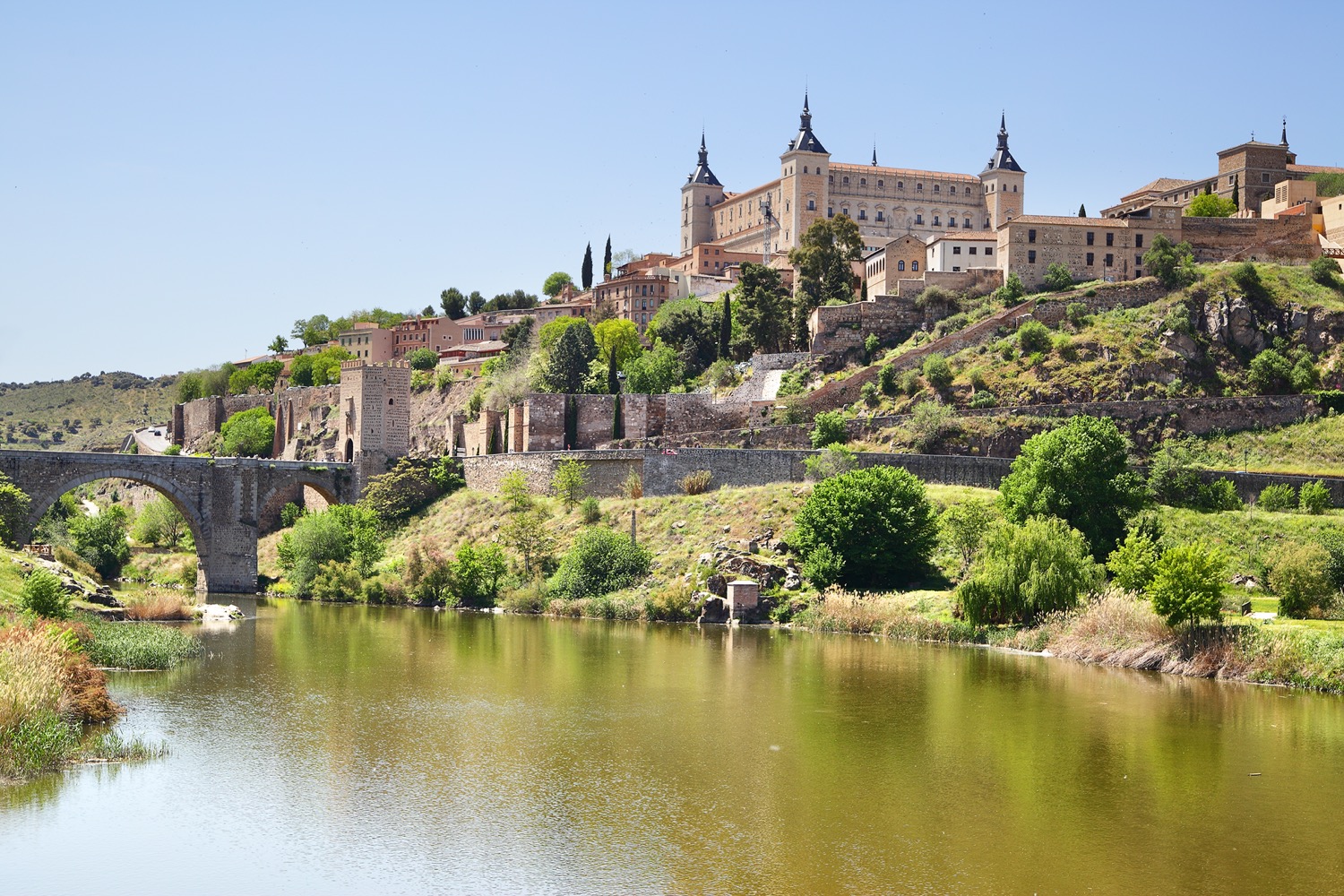 Alcazar de toledo visto desde el río