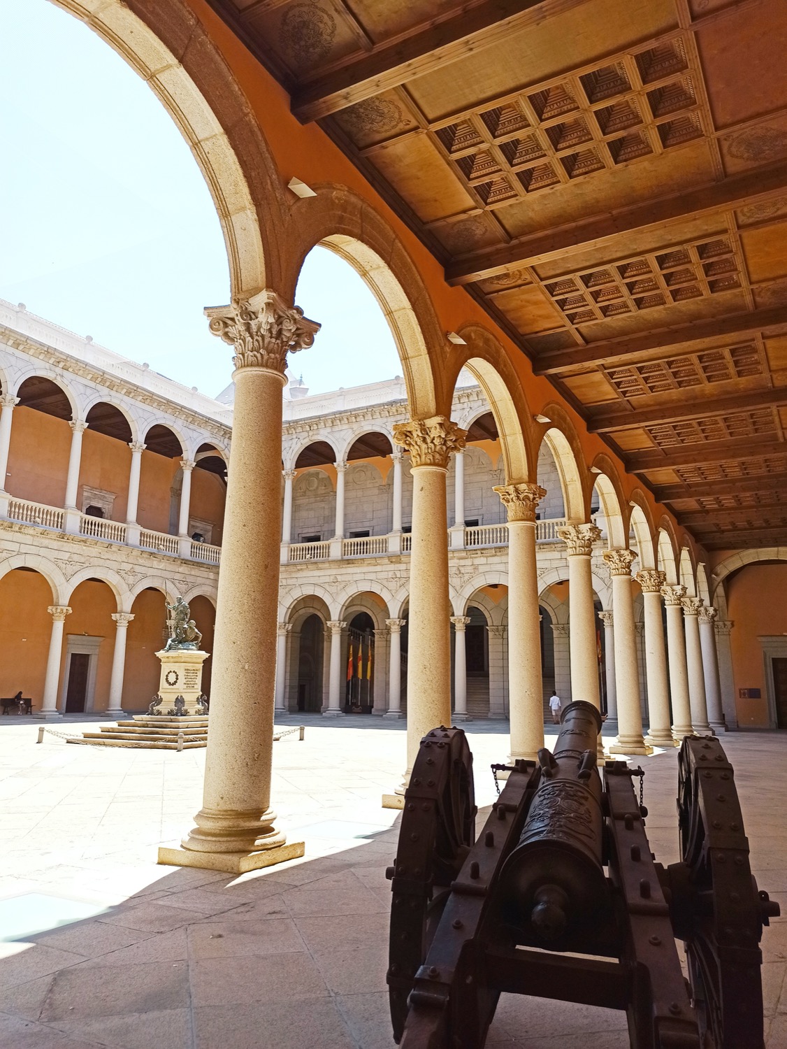 patio del alcazar de toledo