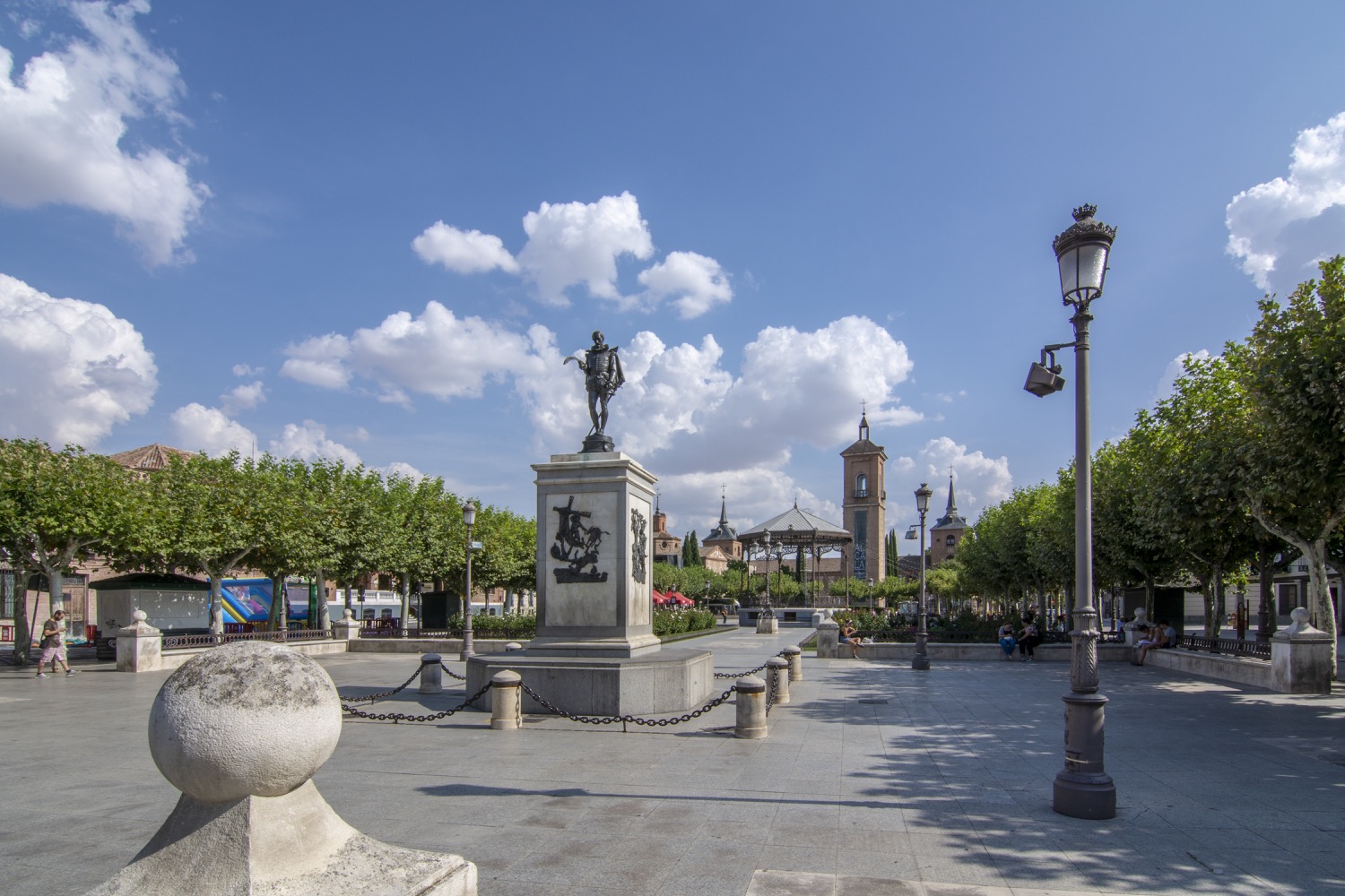 Estatua de Cervantes en la plaza de Alcalá de Henares