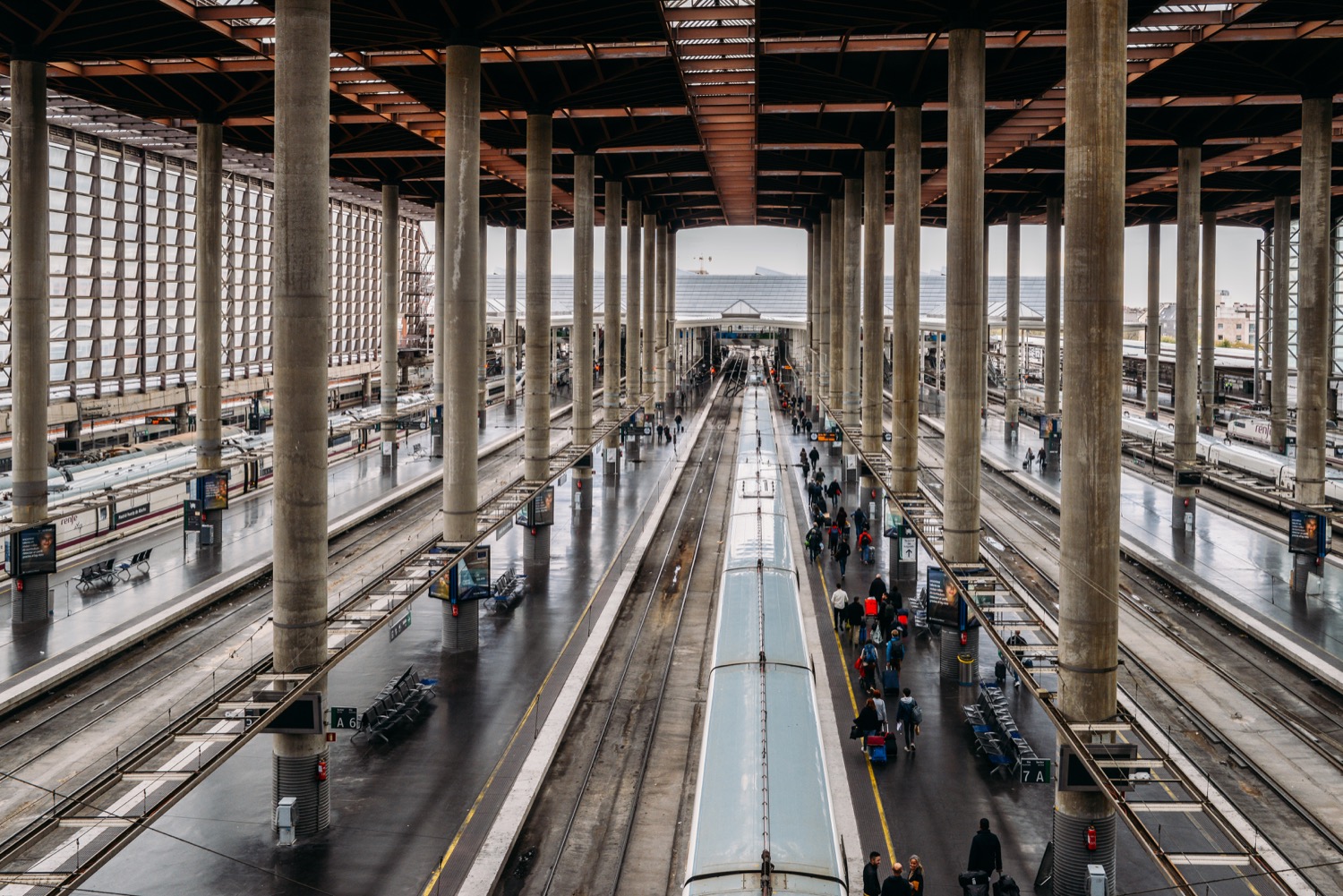 Andenes de la estación de atocha en Madrid