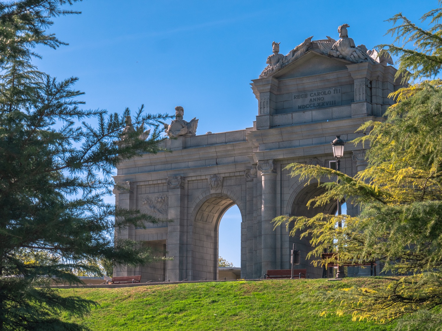 Réplica de la puerta de alcalá en el parque europa de Madrid