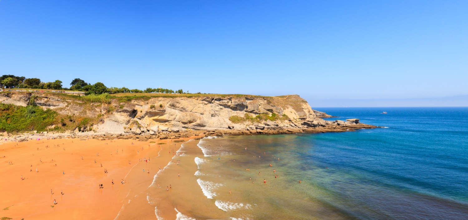 Costa de la playa de mataleñas en Santander