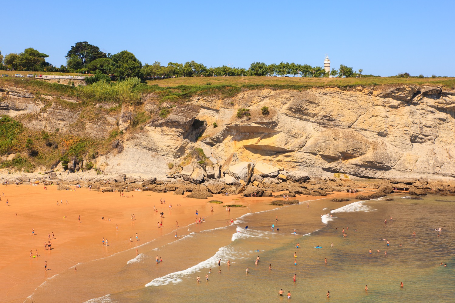 Vista de la playa de mataleñas en agosto