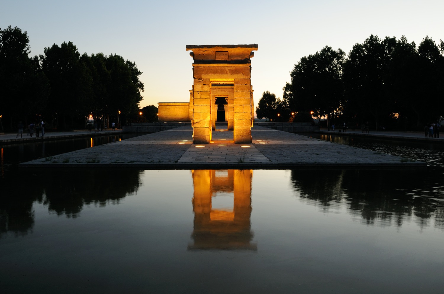 Templo de debod con luces