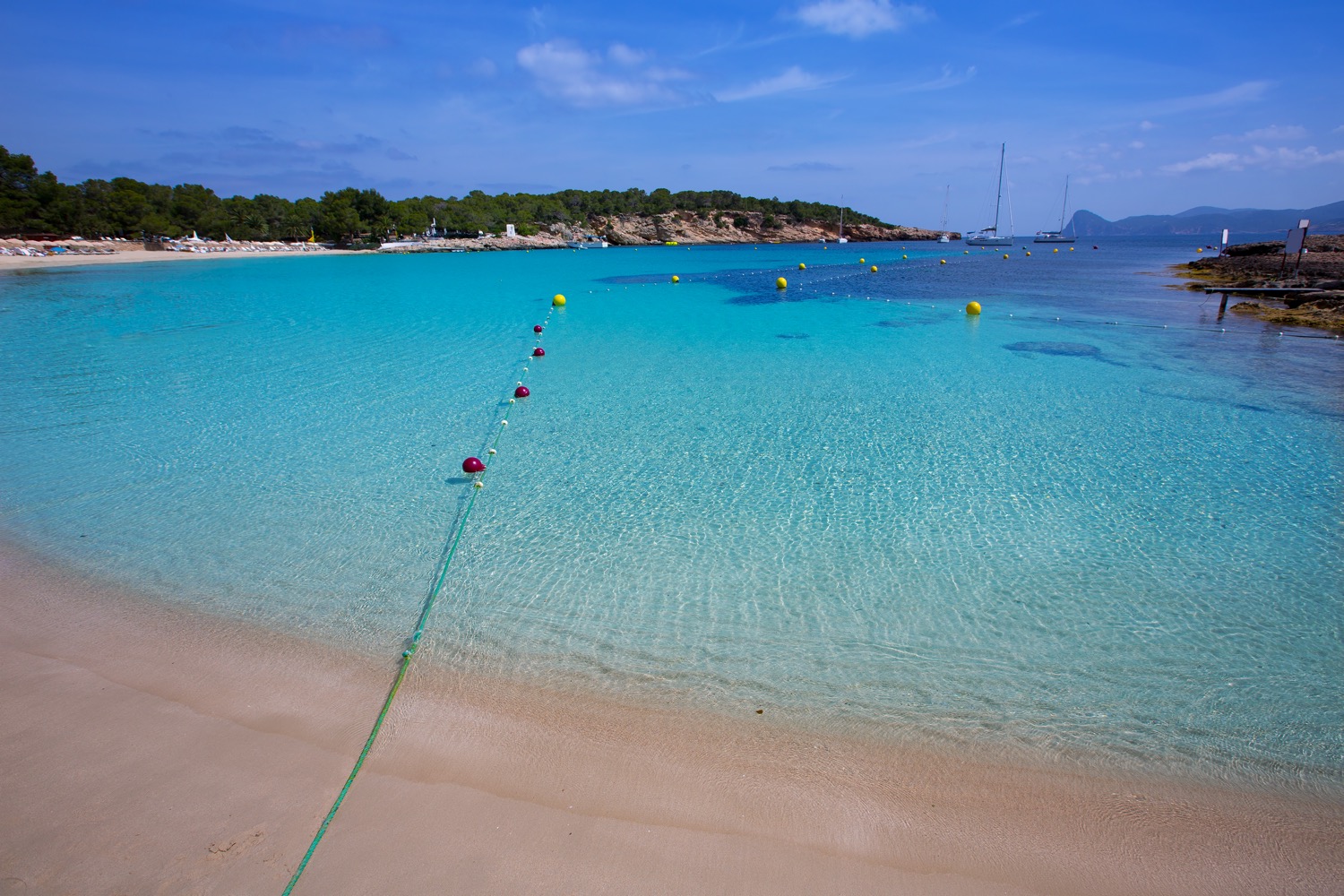 Agua azul en Cala Bassa