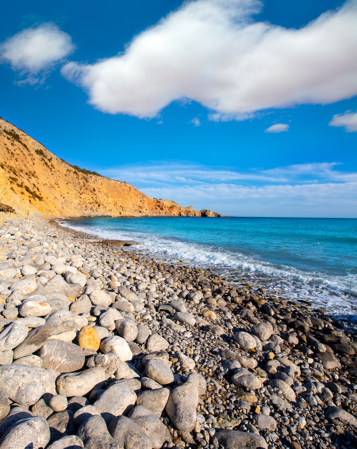 Piedras en la costa de la cala es jondal