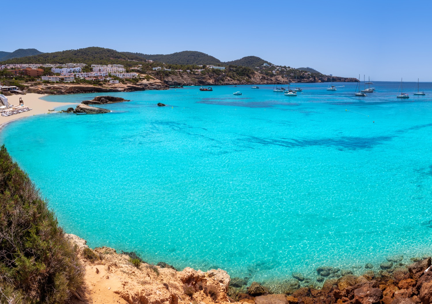 Aguas cristalinas en playa tarida