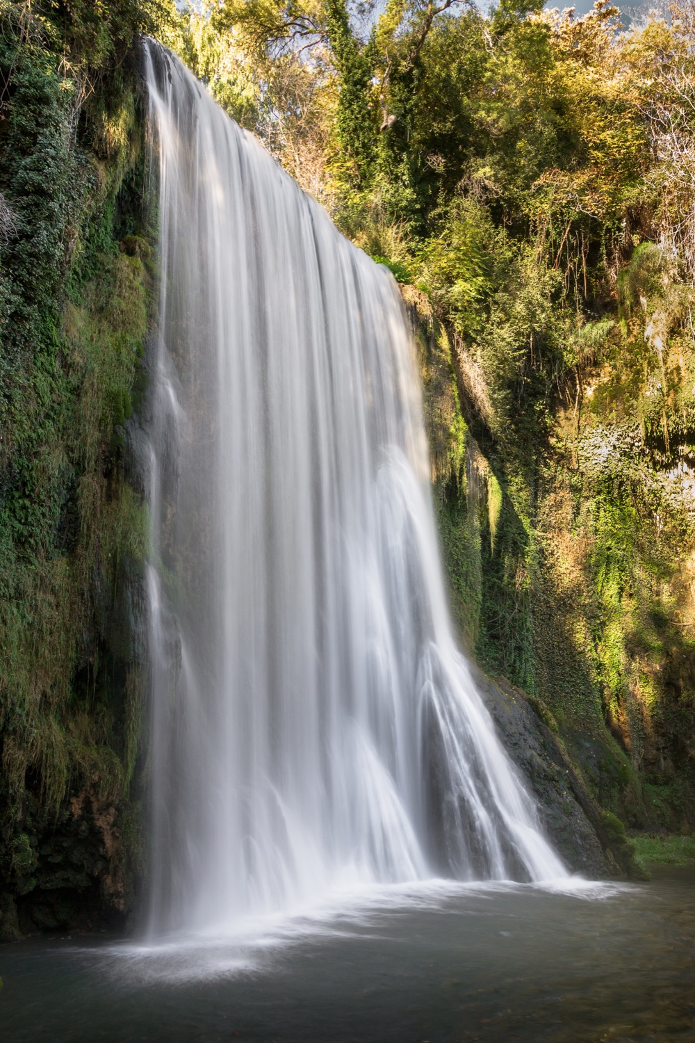 Cascada del parque natural del monasterio de piedra en zaragoza