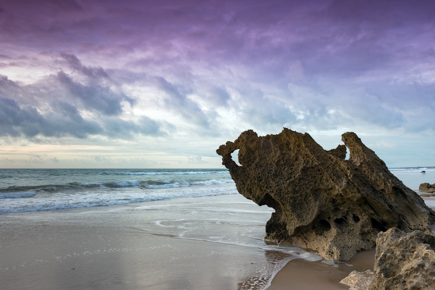 Rocas en playa de la barrosa