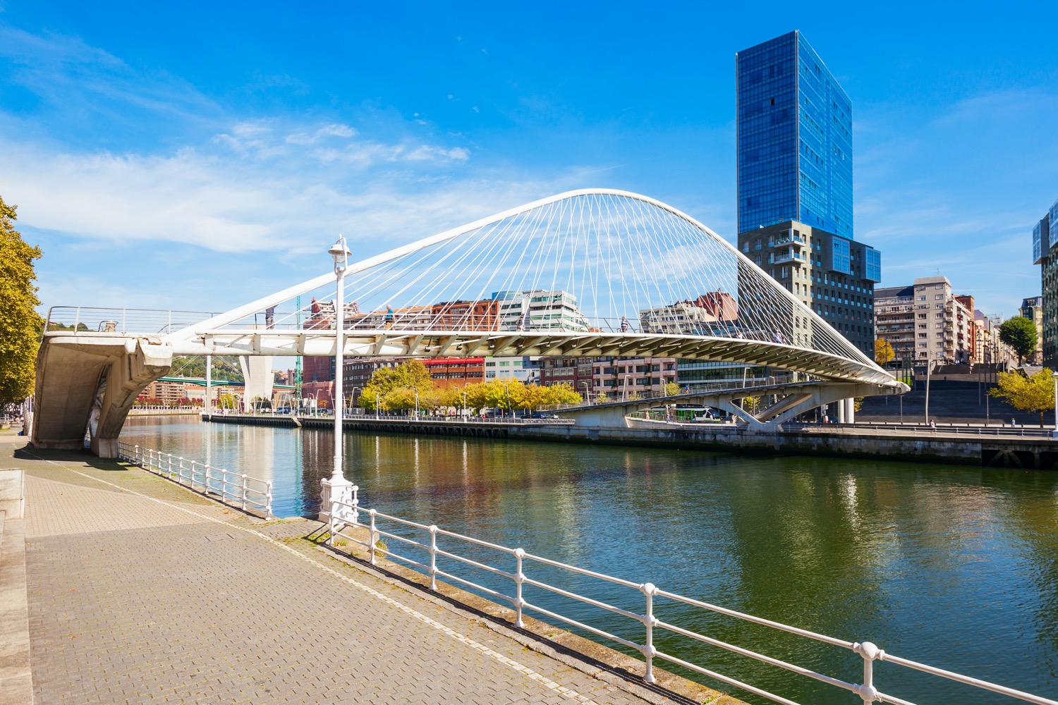 Puente en el Río Nervión de Bilbao