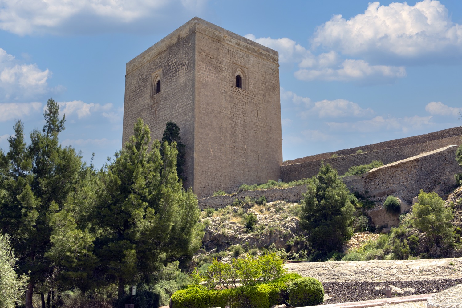 Torre del espolón en el castillo medieval de Lorca