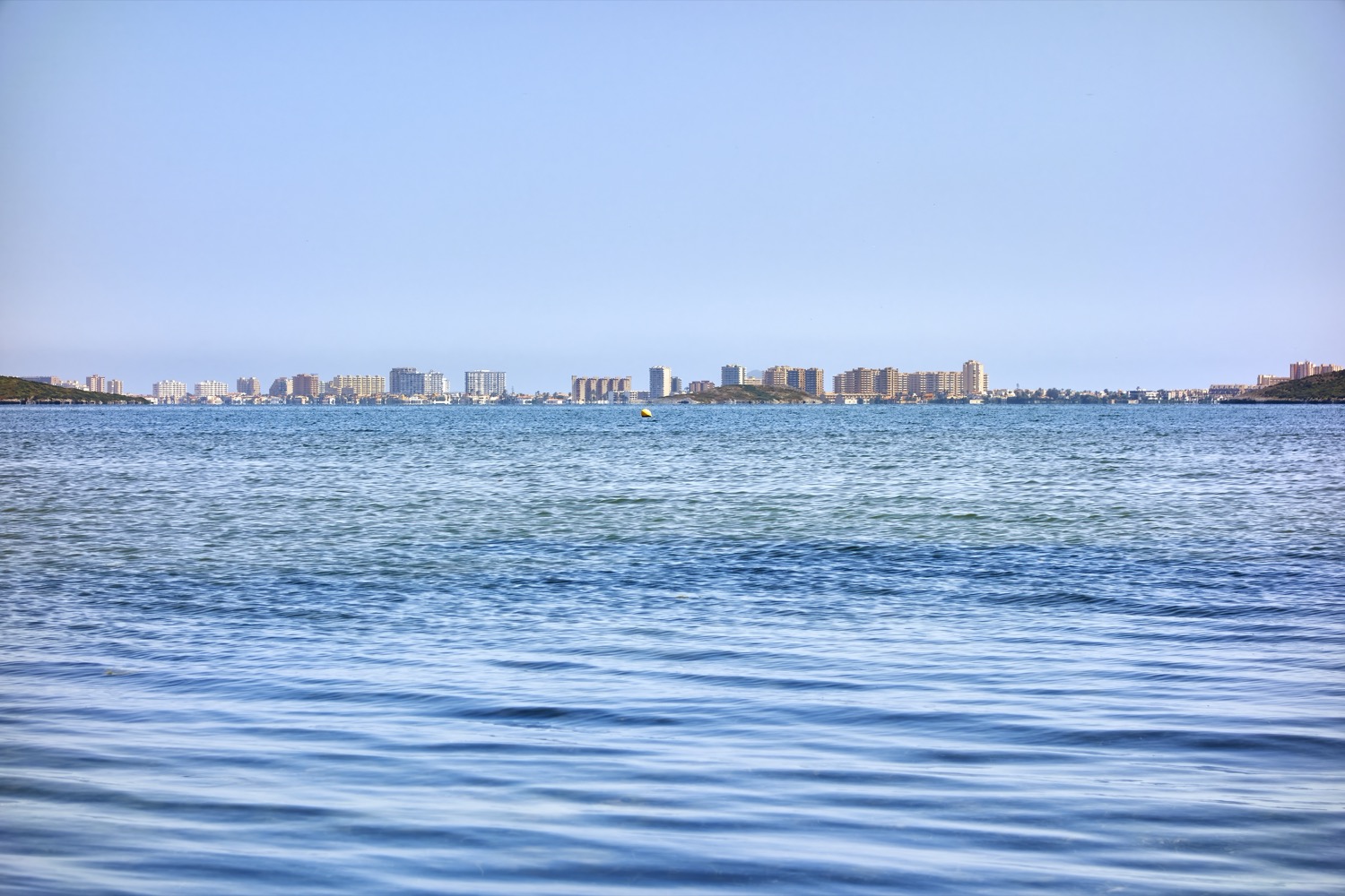 Apartamentos en la Manga del Mar Menor vistos desde el mar