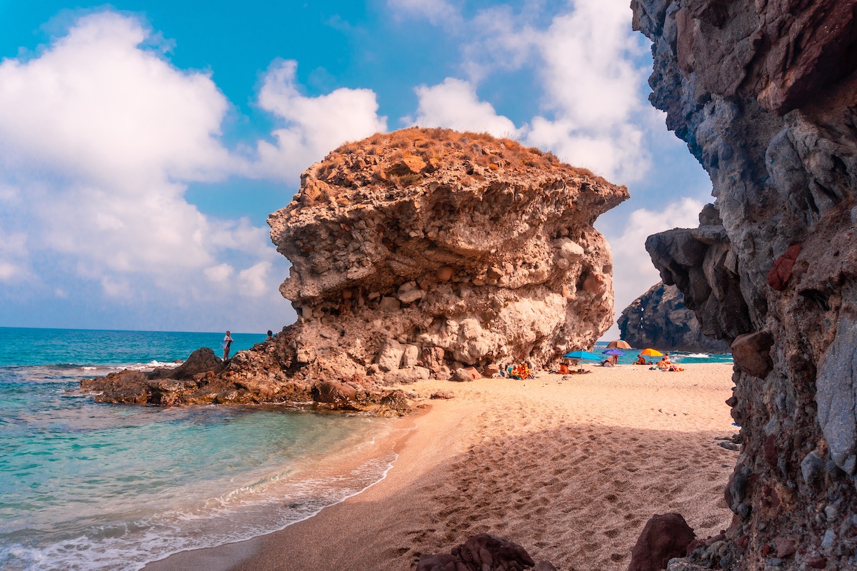 Roca gigante en la Playa de Los Muertos