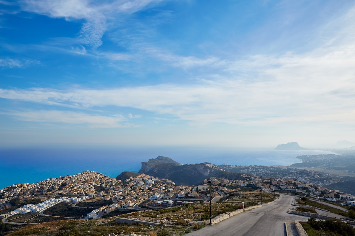 Panorámica de Calpe con niebla