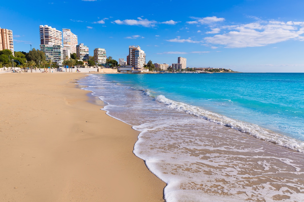 costa de la playa albufereta en alicante