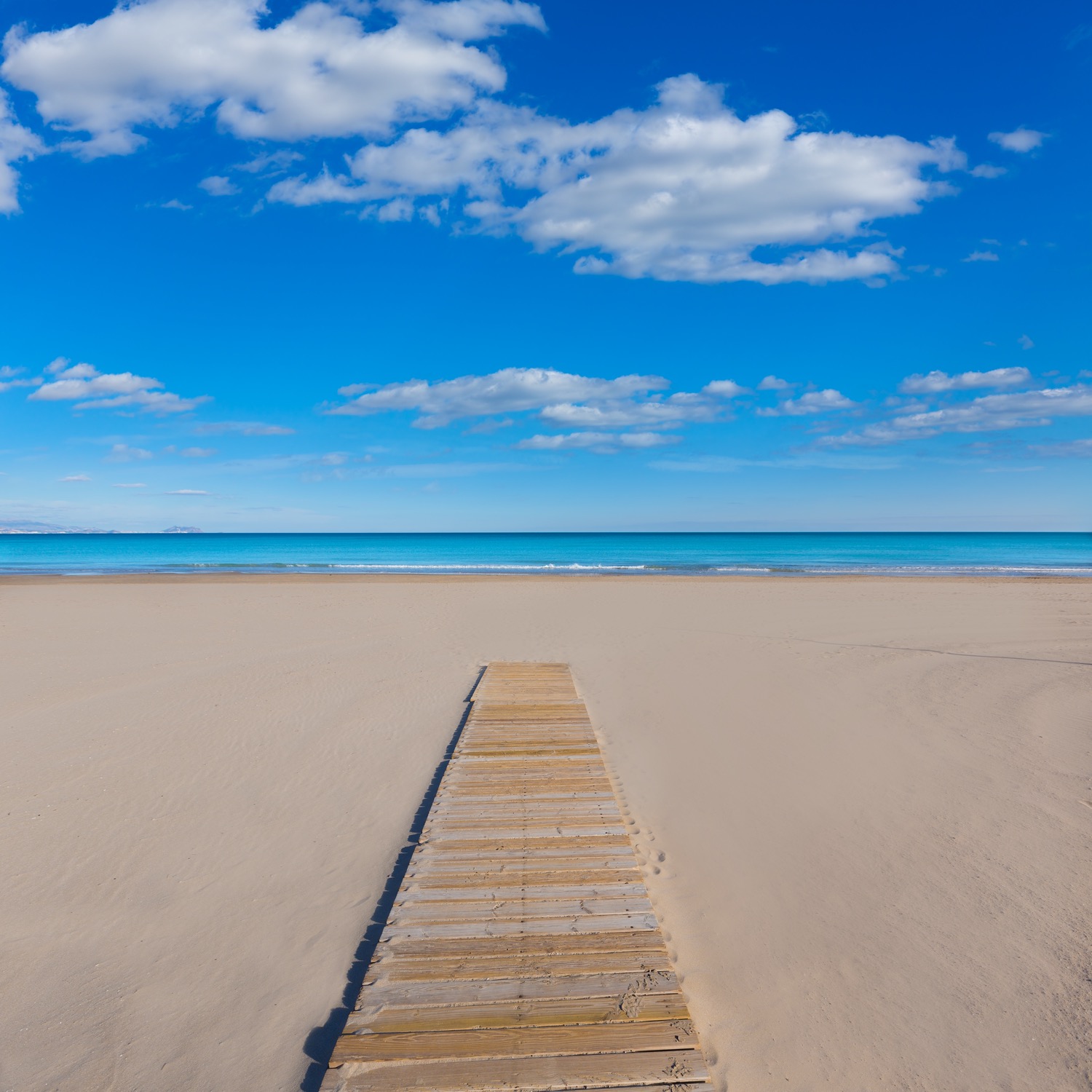 Paseo de madera en playa de san juan de alicante