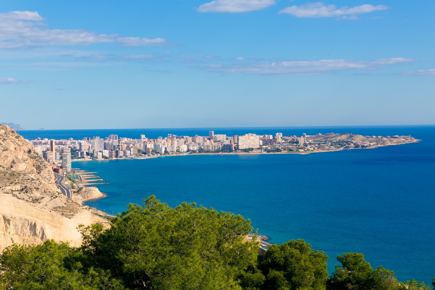 Vista de la playa de san juan desde el castillo de santa bárbara en alicante