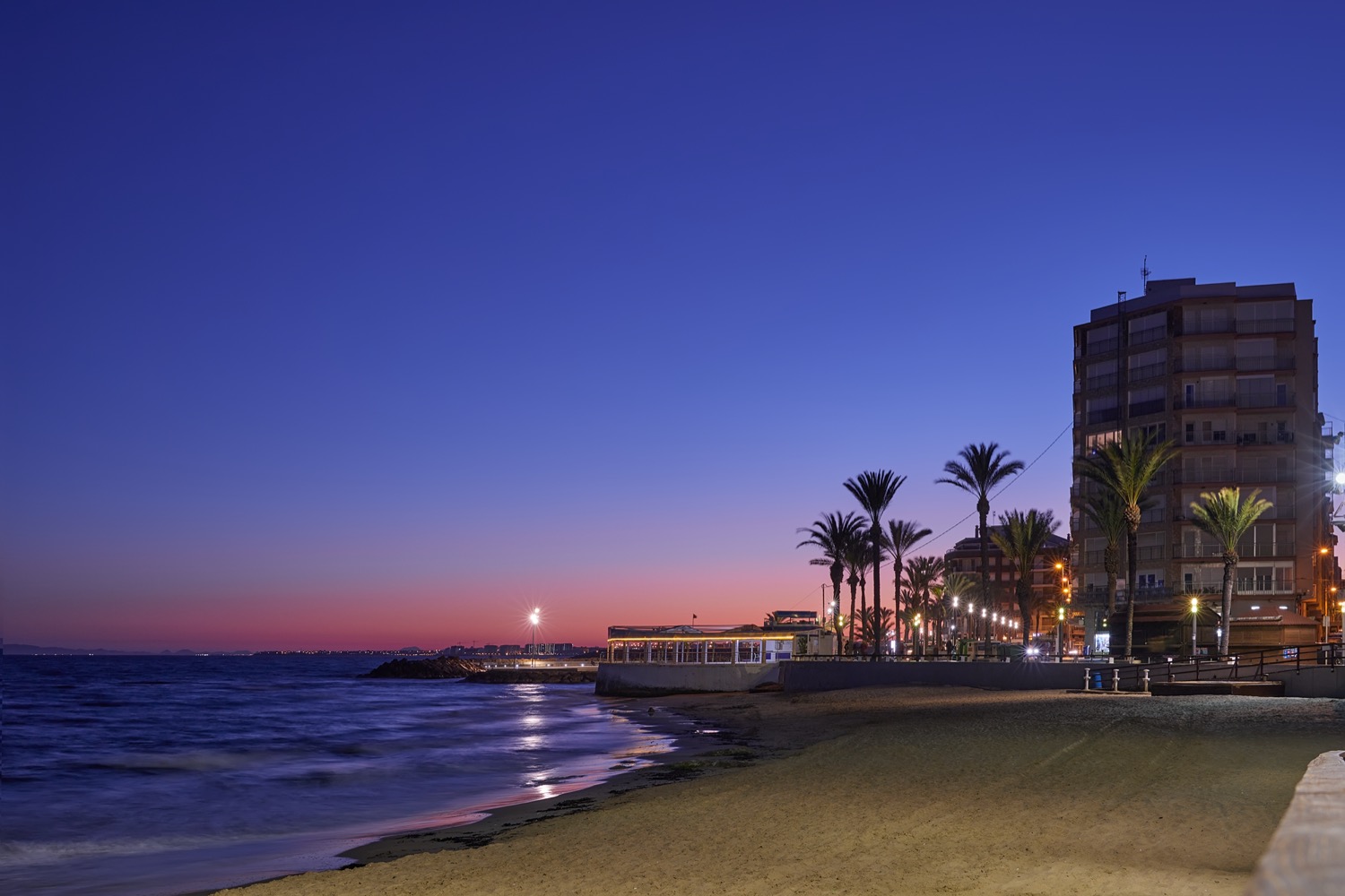 Paseo marítimo de torrevieja al anochecer