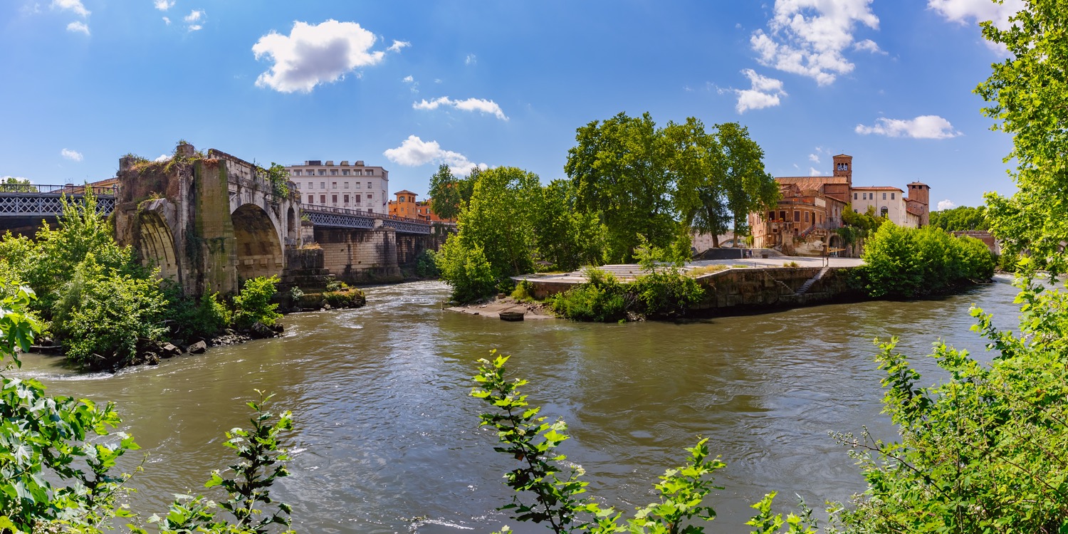 Río en isla tiberina