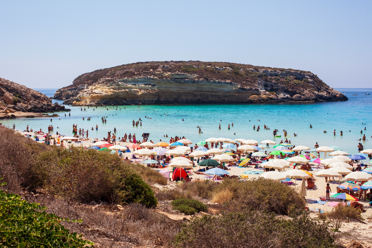 Playa de lampedusa con mucha gente