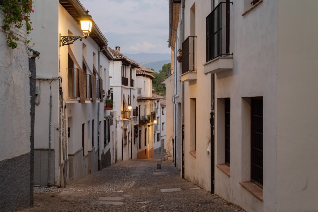 Calle vacía del barrio del Albaicín