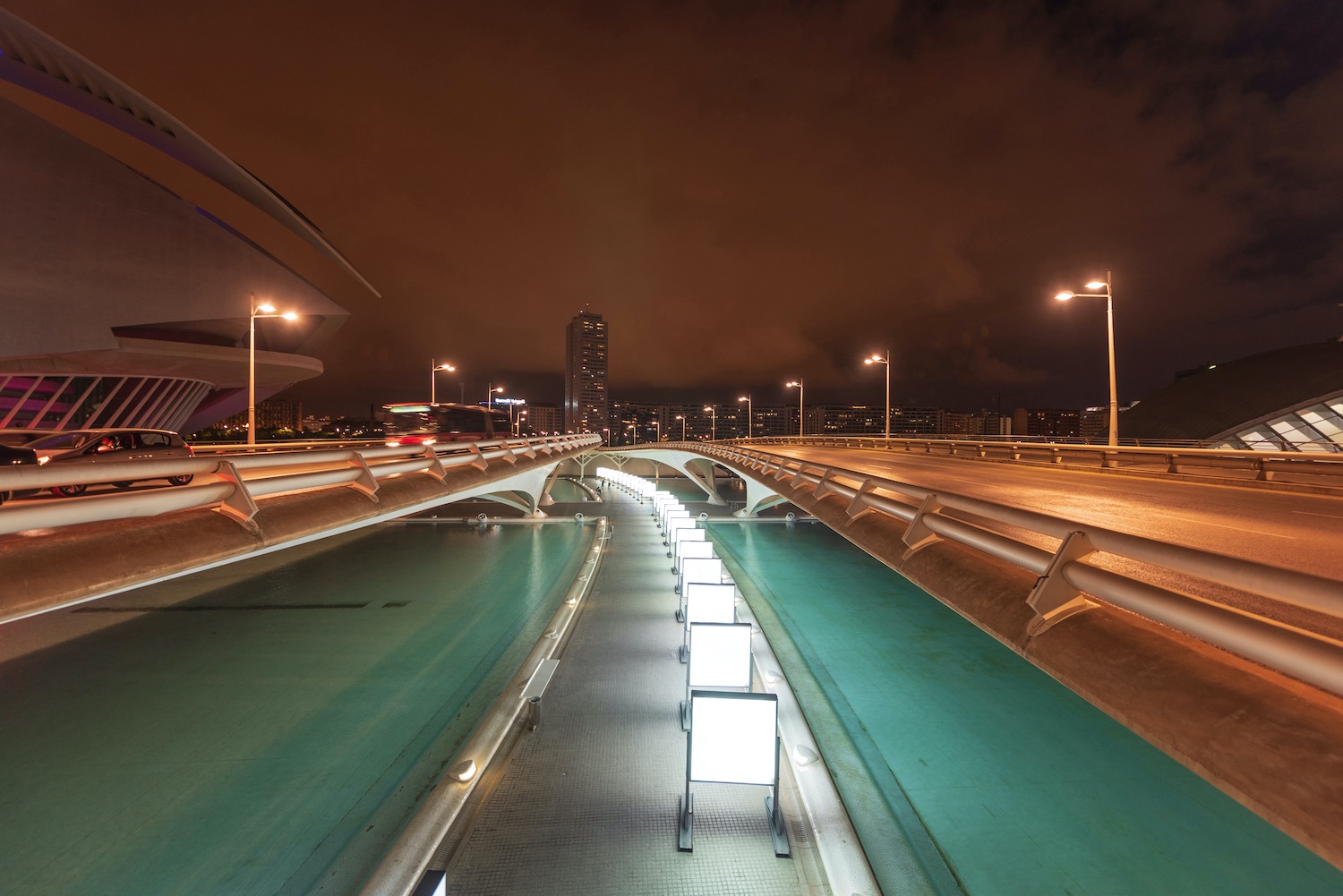 ciudad de las artes y las ciencias de noche