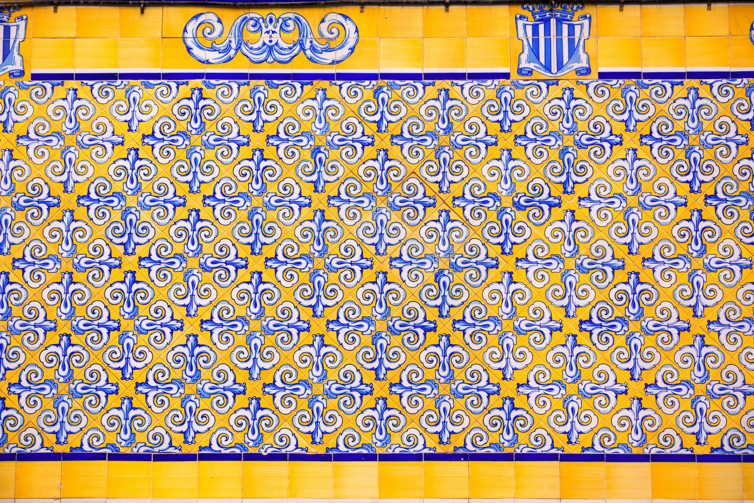 Azulejos en la fachada del mercado central de valencia