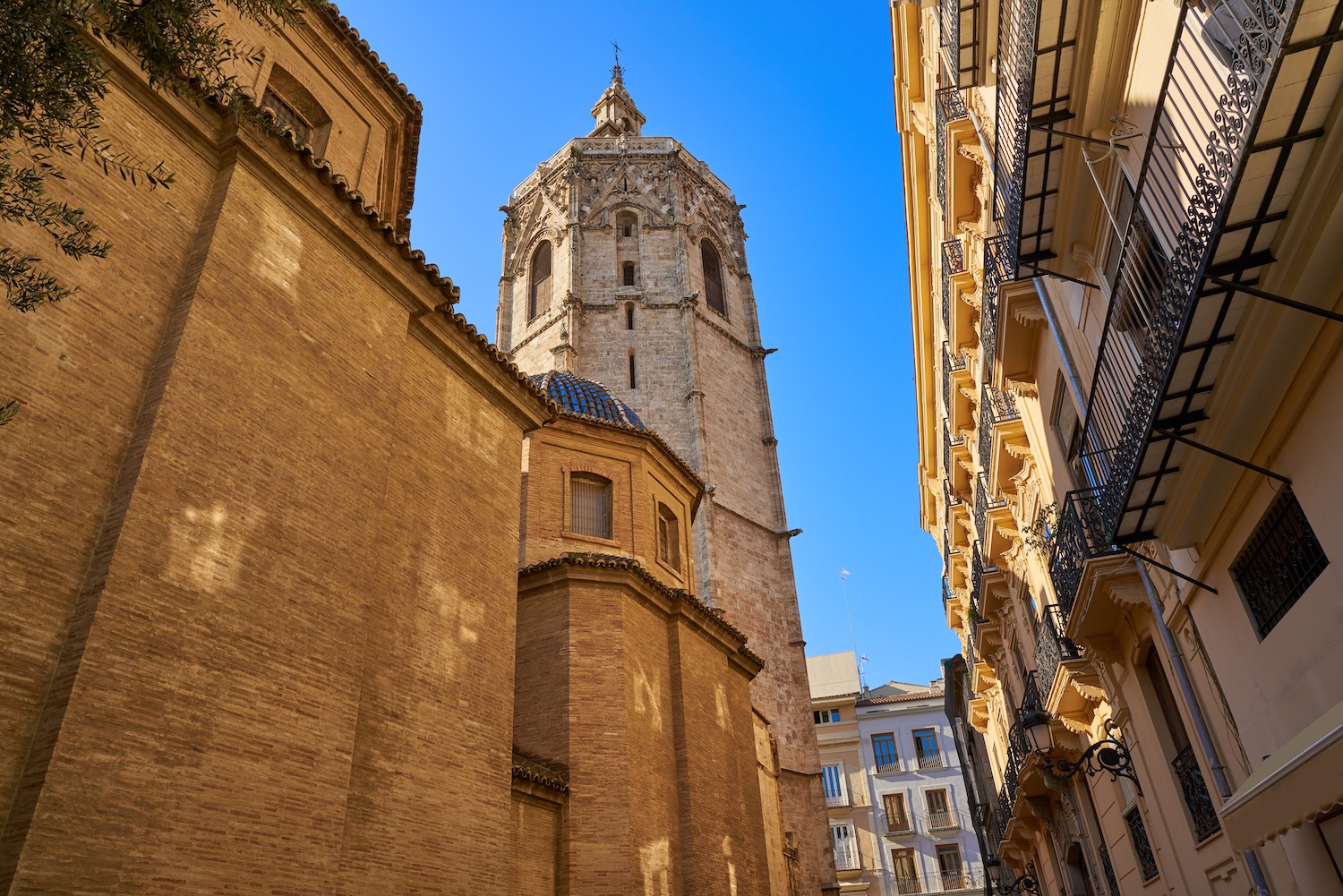 El Miguelete en Plaza de la Virgen