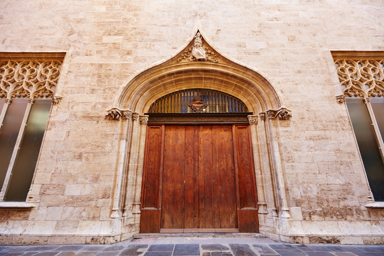 puerta de la lonja de la seda en valencia