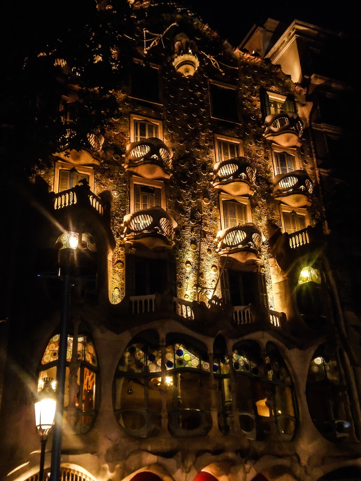 casa batllo de noche