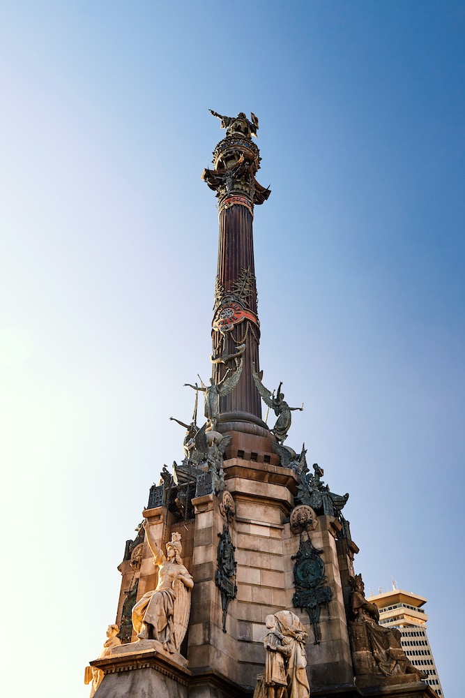 monumento a colon desde abajo