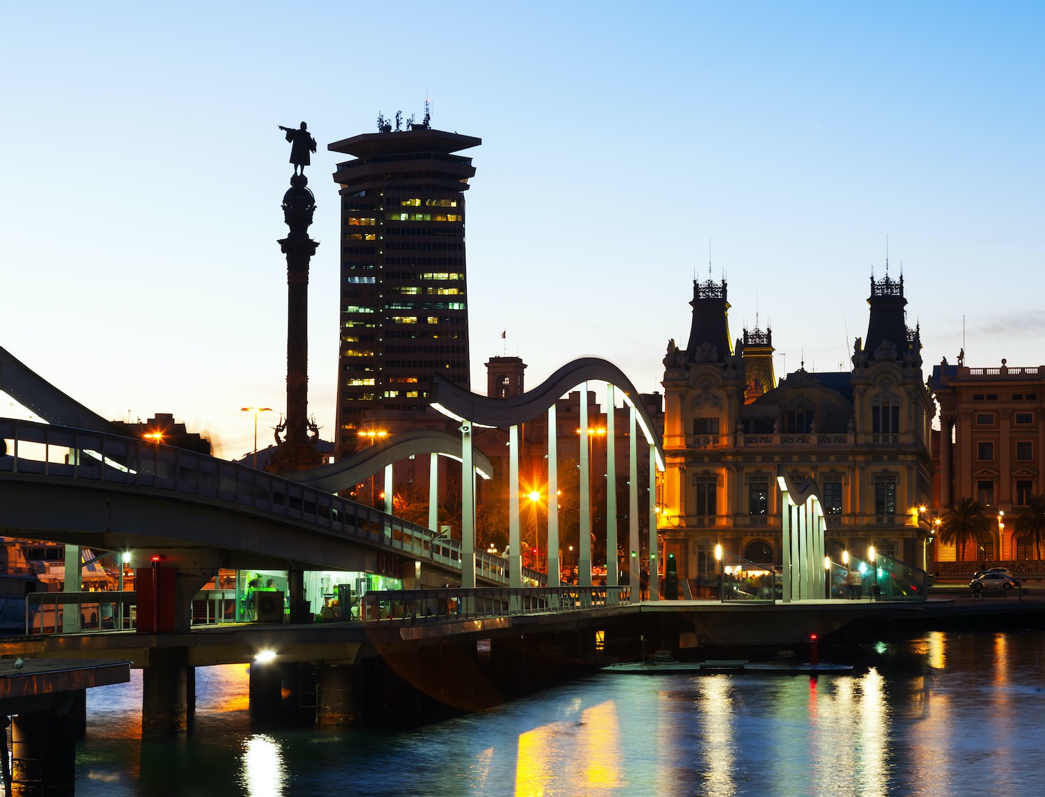 monumento de colon por la noche