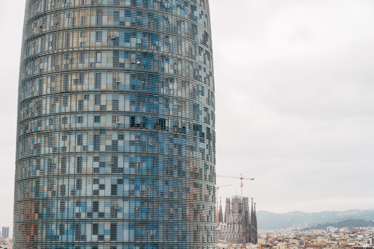 torre agbar vista desde la avenida diagonal