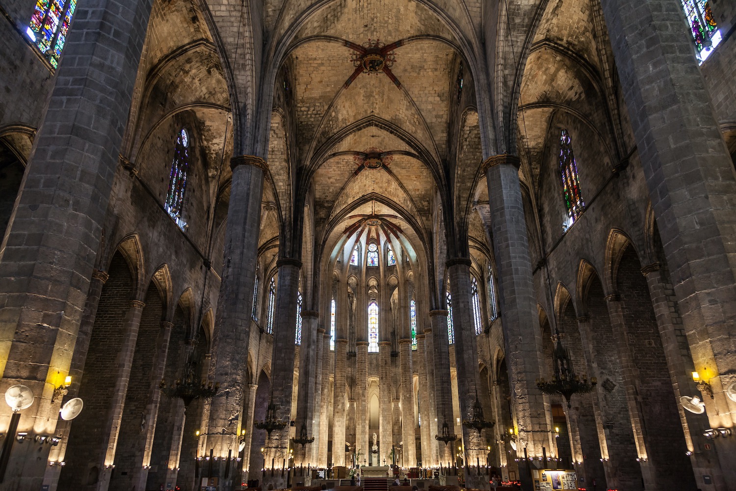 interior de la iglesia santa maria del mar