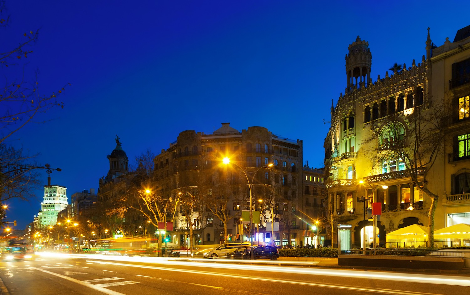 luces nocturnas en paseo de gracia