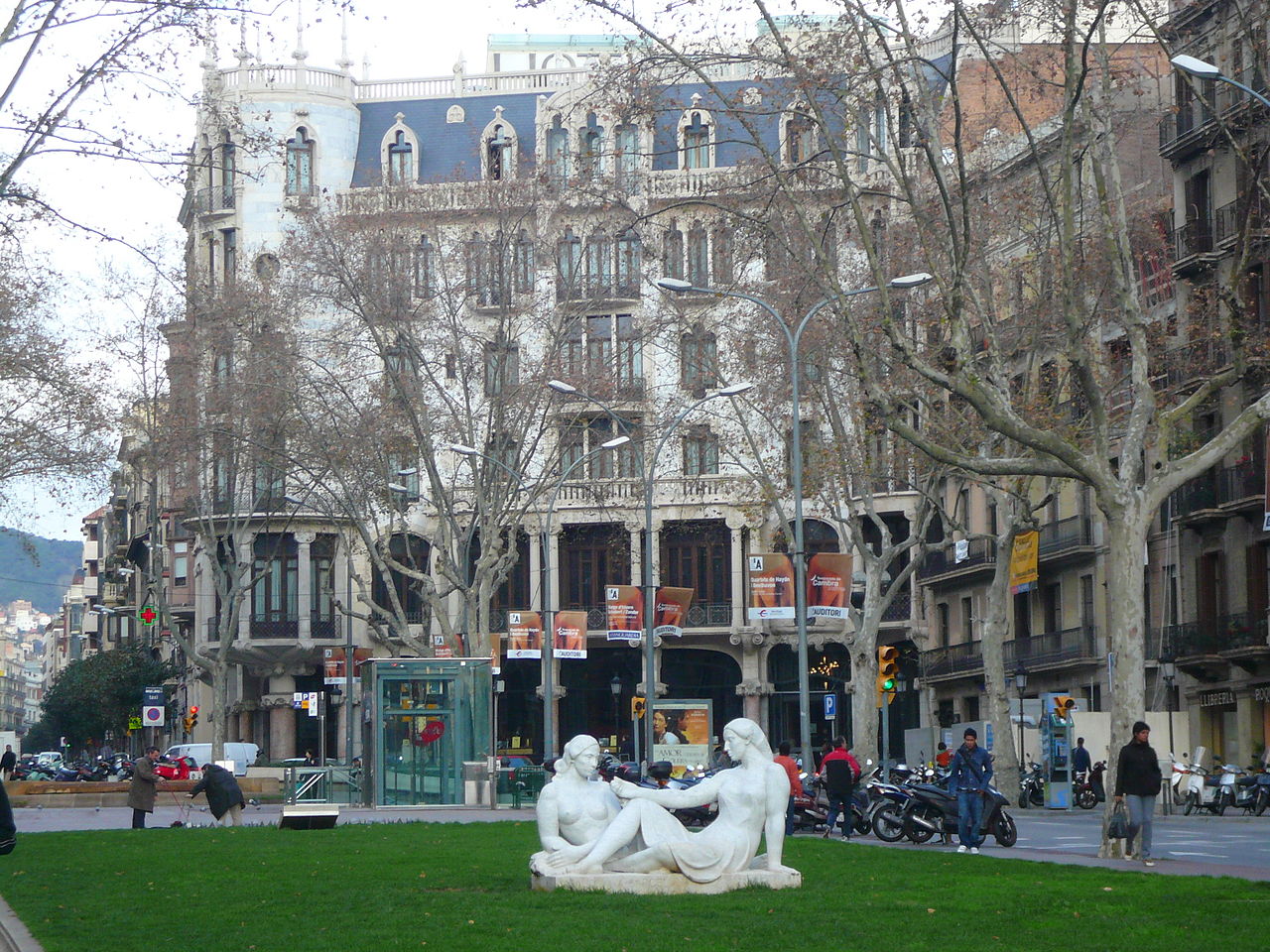 Casa Fuster i monument a Maragall