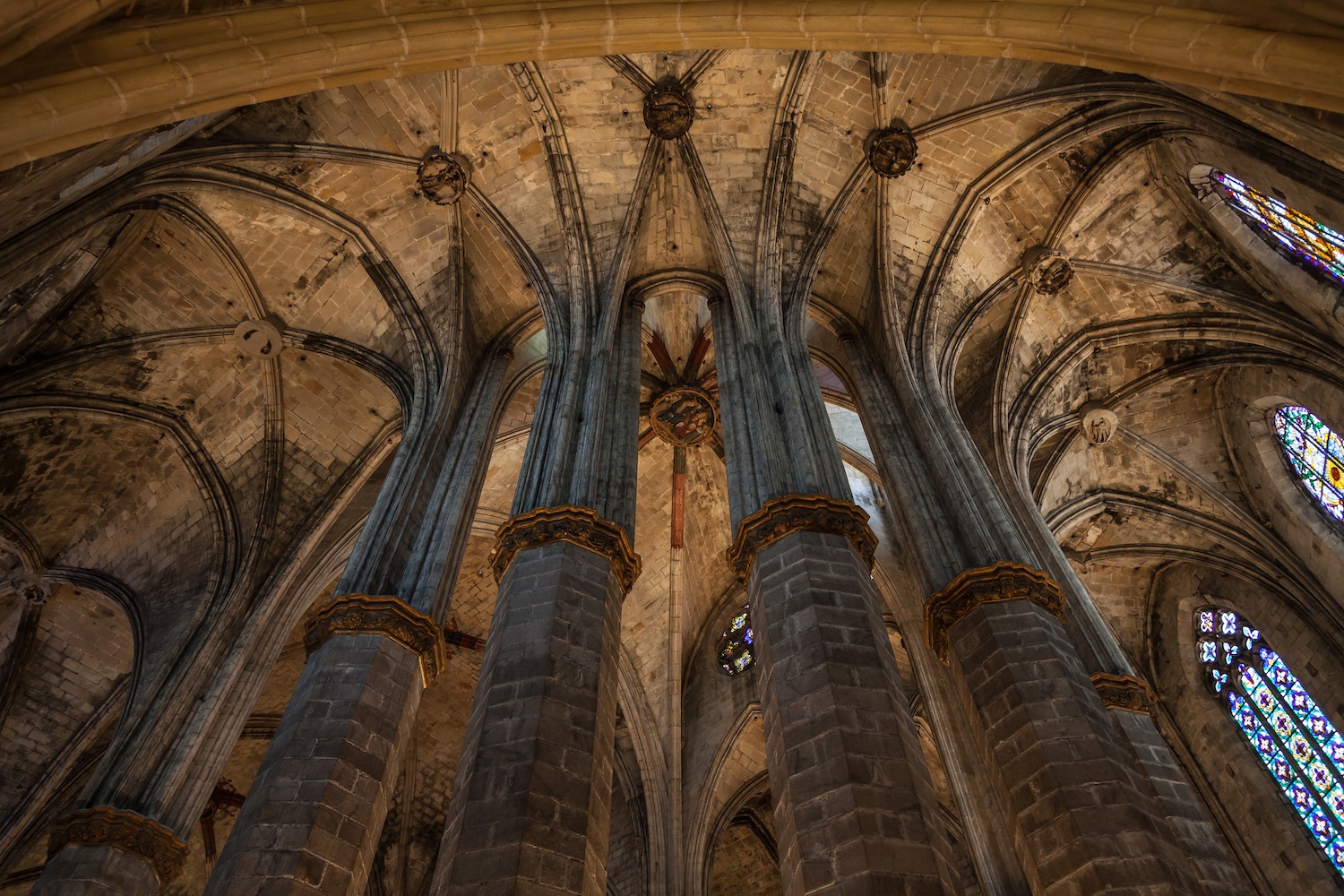 estilo gotico en el interior de santa maria del mar