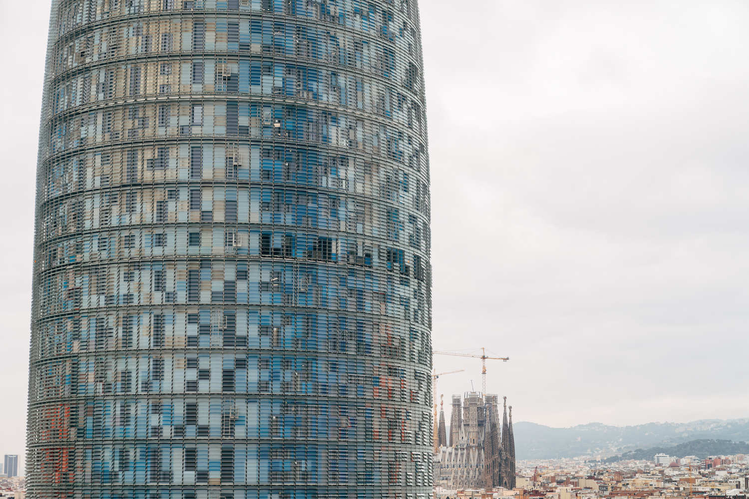 torre agbar de cerca