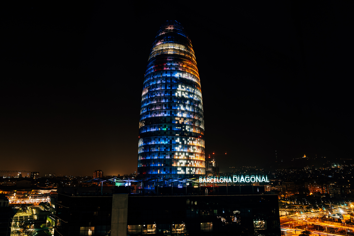 torre agbar iluminada