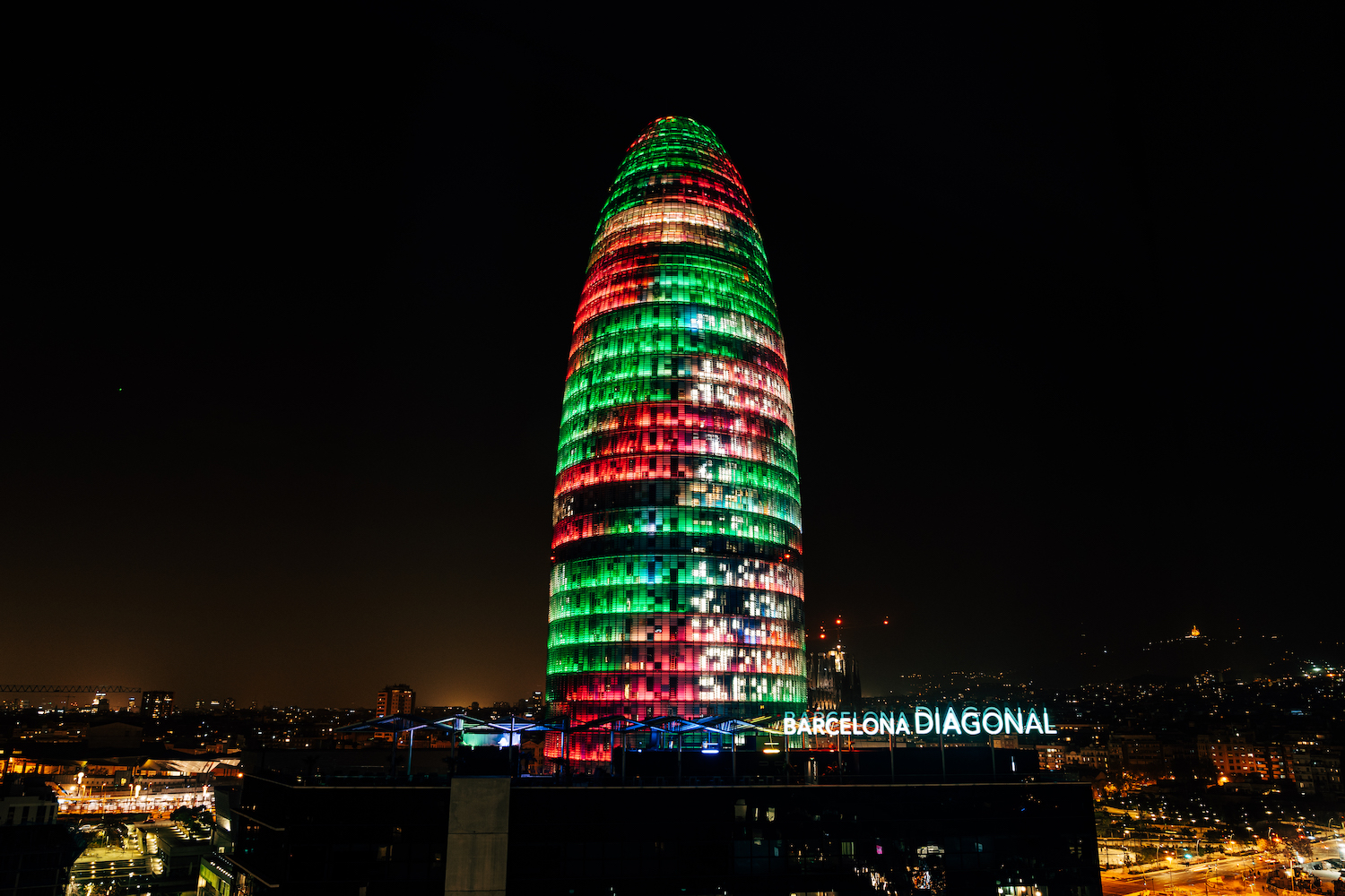 torre agbar por la noche