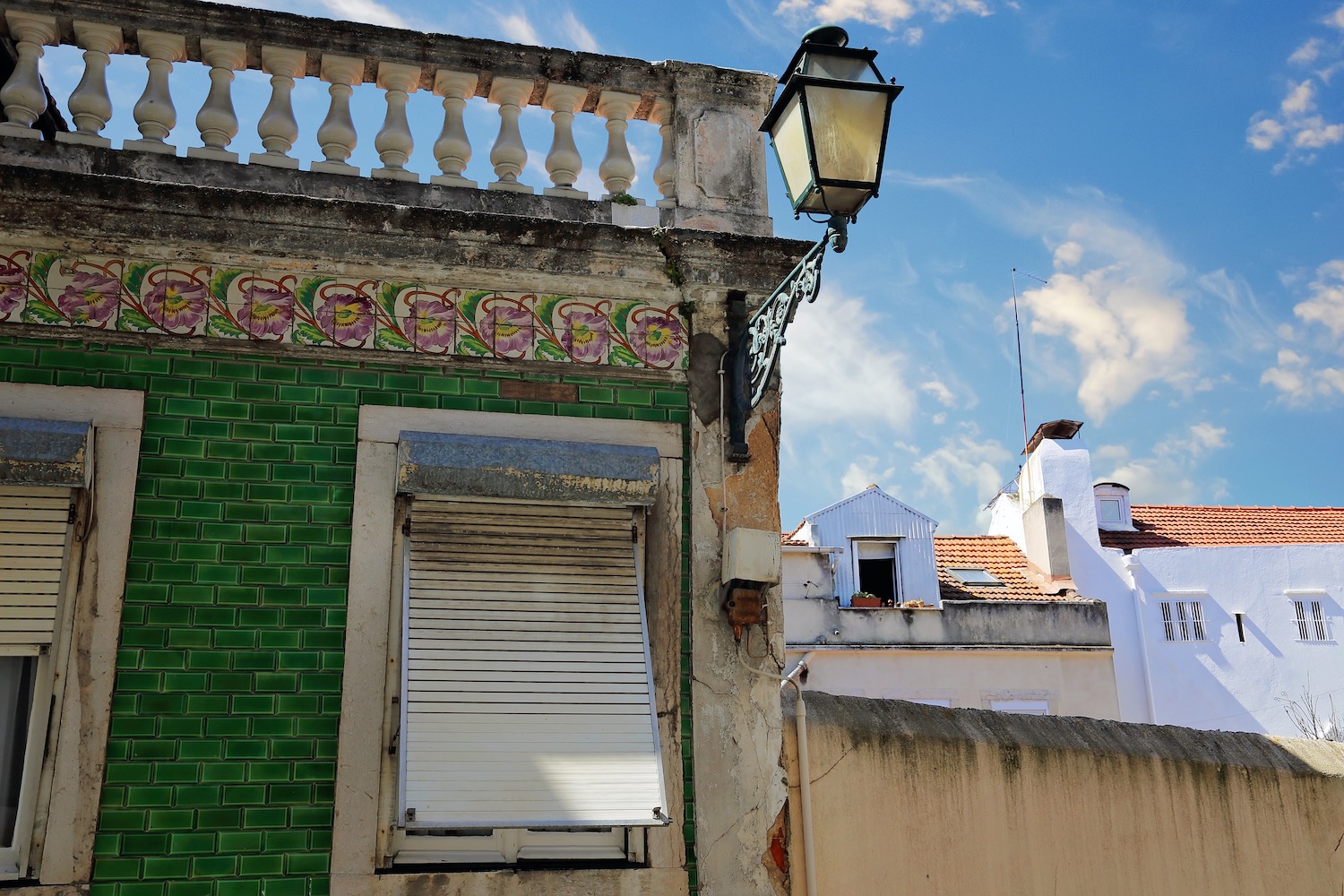 Fachada de colores en el barrio alto de Lisboa