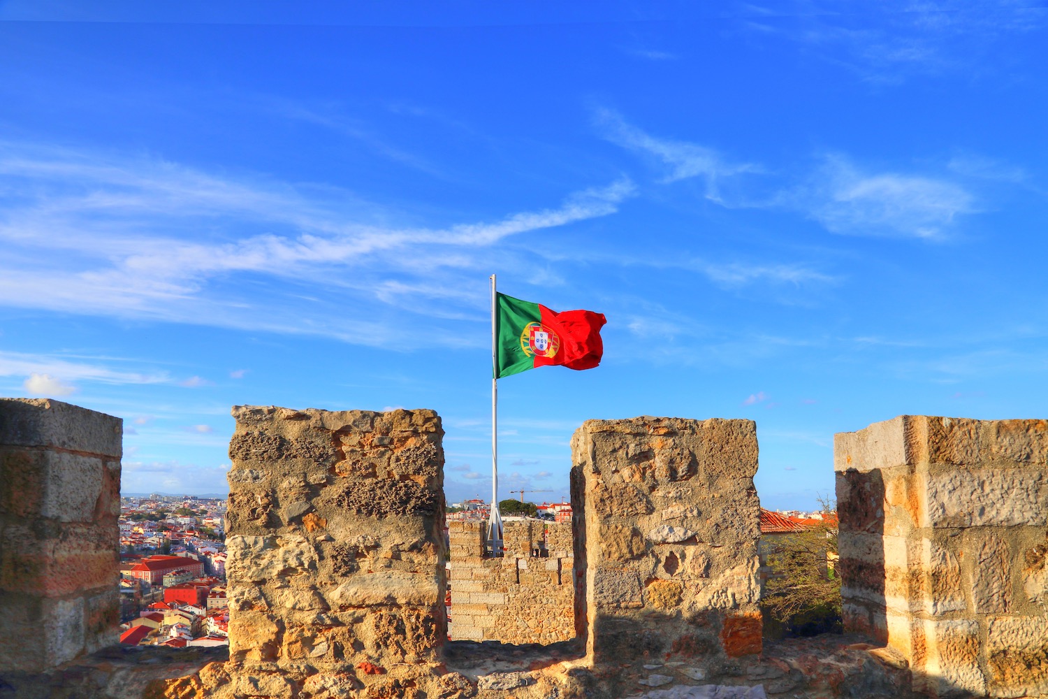 Bandera de portugal en castillo de san jorge