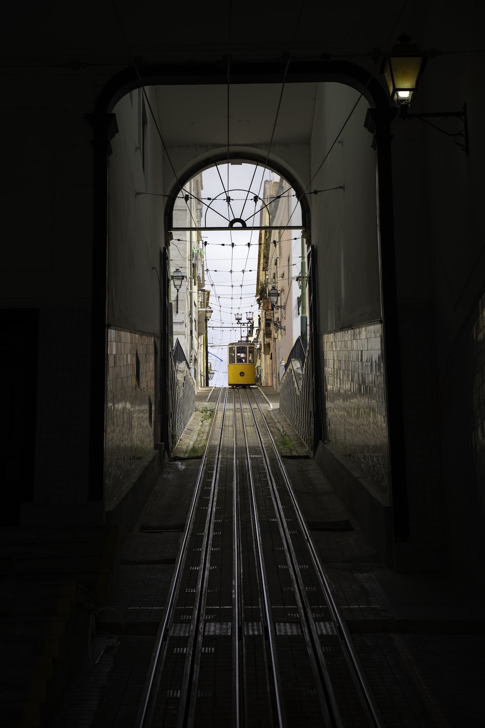 Tunel para elevador da gloria en Lisboa