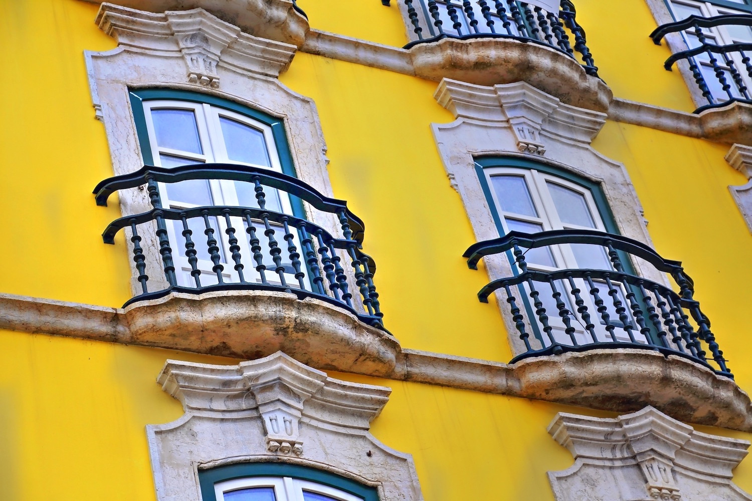 fachada colorida en barrio alto de lisboa