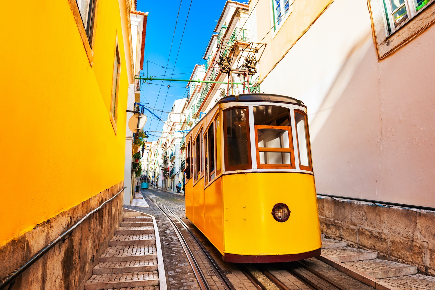 Tranvía de Lisboa por una cuesta