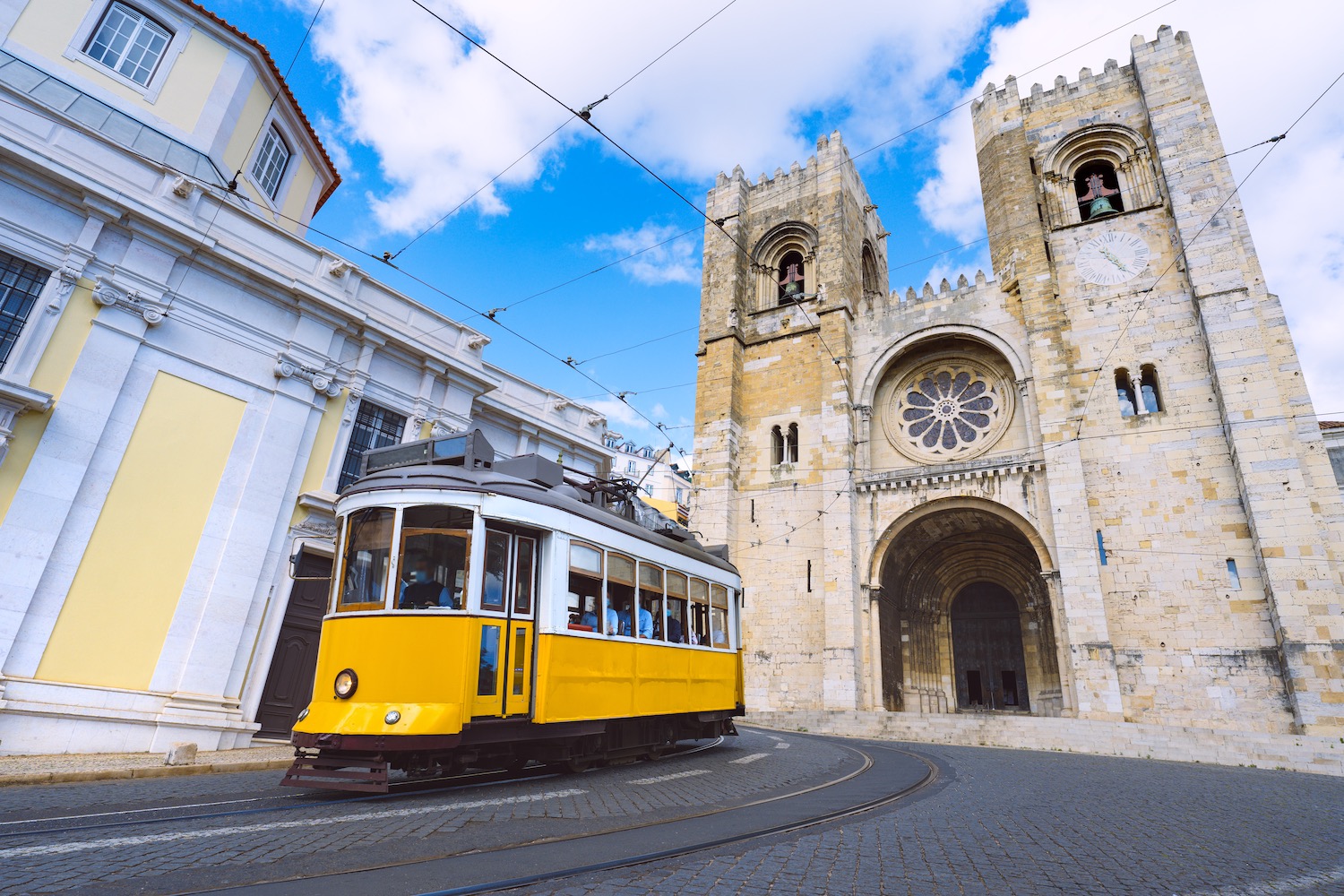 Tranvía de lisboa en la catedral